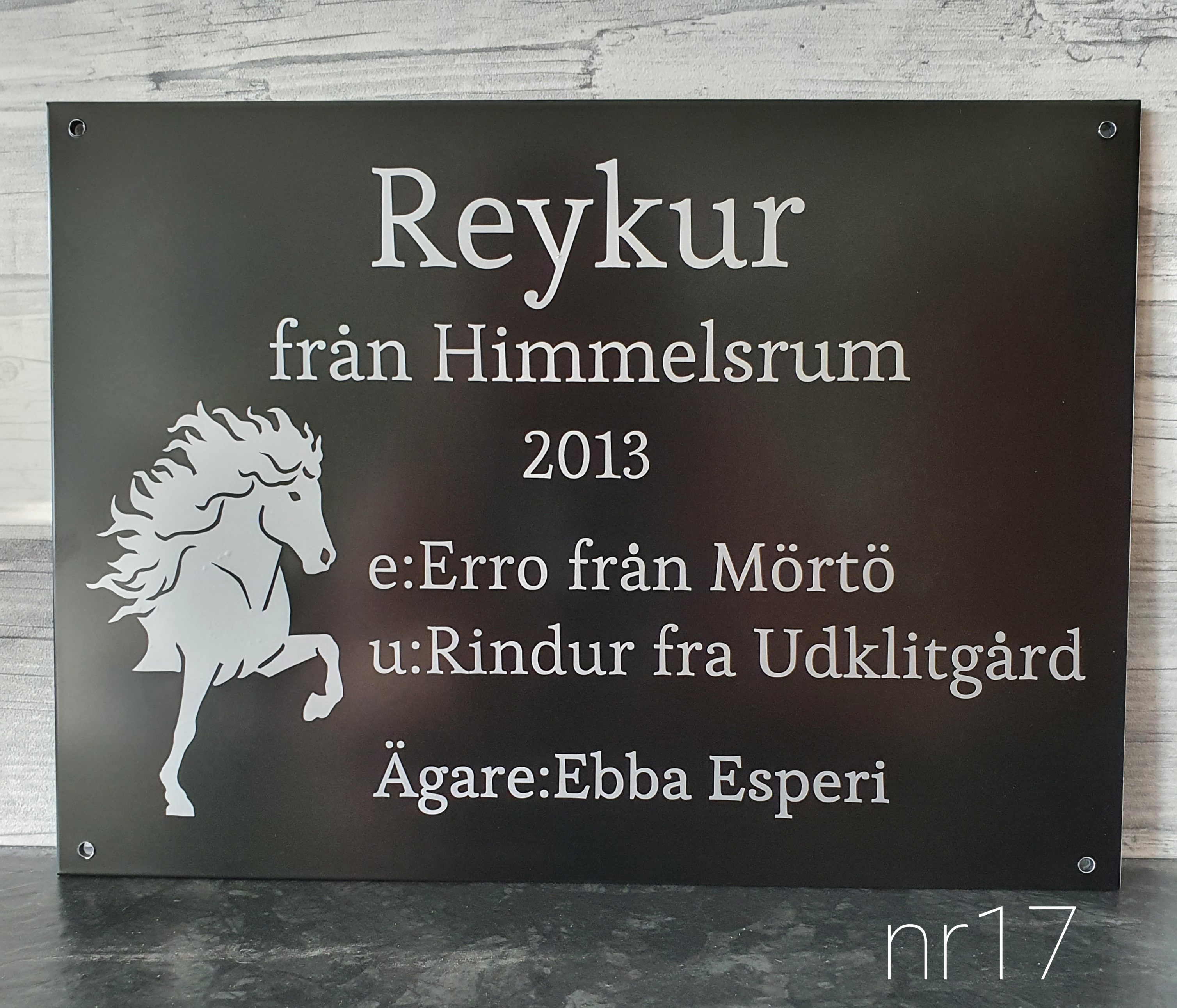 Nr 17 Boxskylt med islandshäst samt Namn Gårdsnamn År e & u Ägare