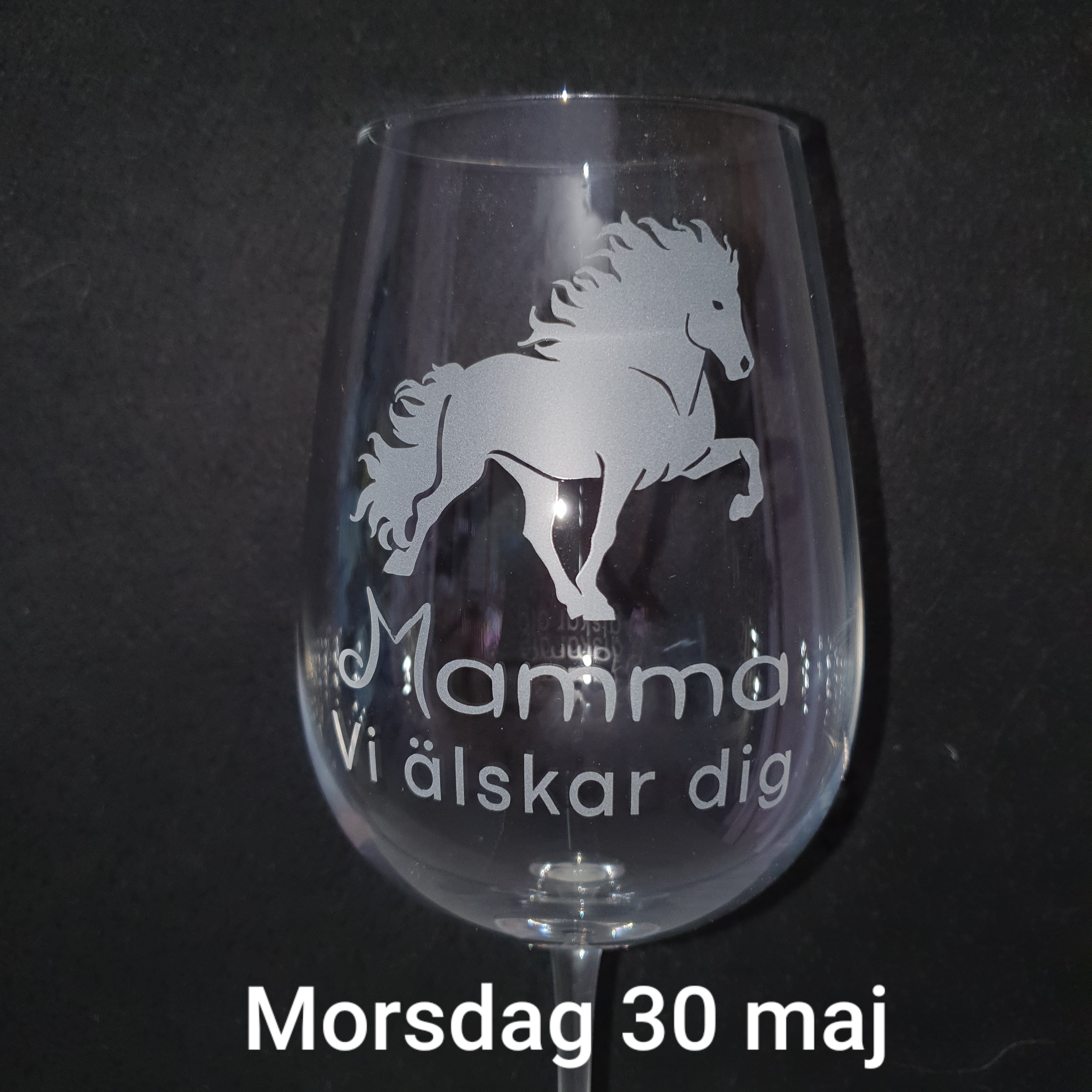 Vinglas på fot 68 cl med valfri text i 2 rader under islandshästen
