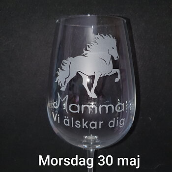 Vinglas på fot 68 cl med valfri text i 2 rader under islandshästen