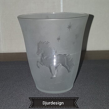 Nr 73 Vacker ljuslykta med islandshäst samt 3  stjärnor i gravyr, Tunt vackert glas 9,5 cm högt.