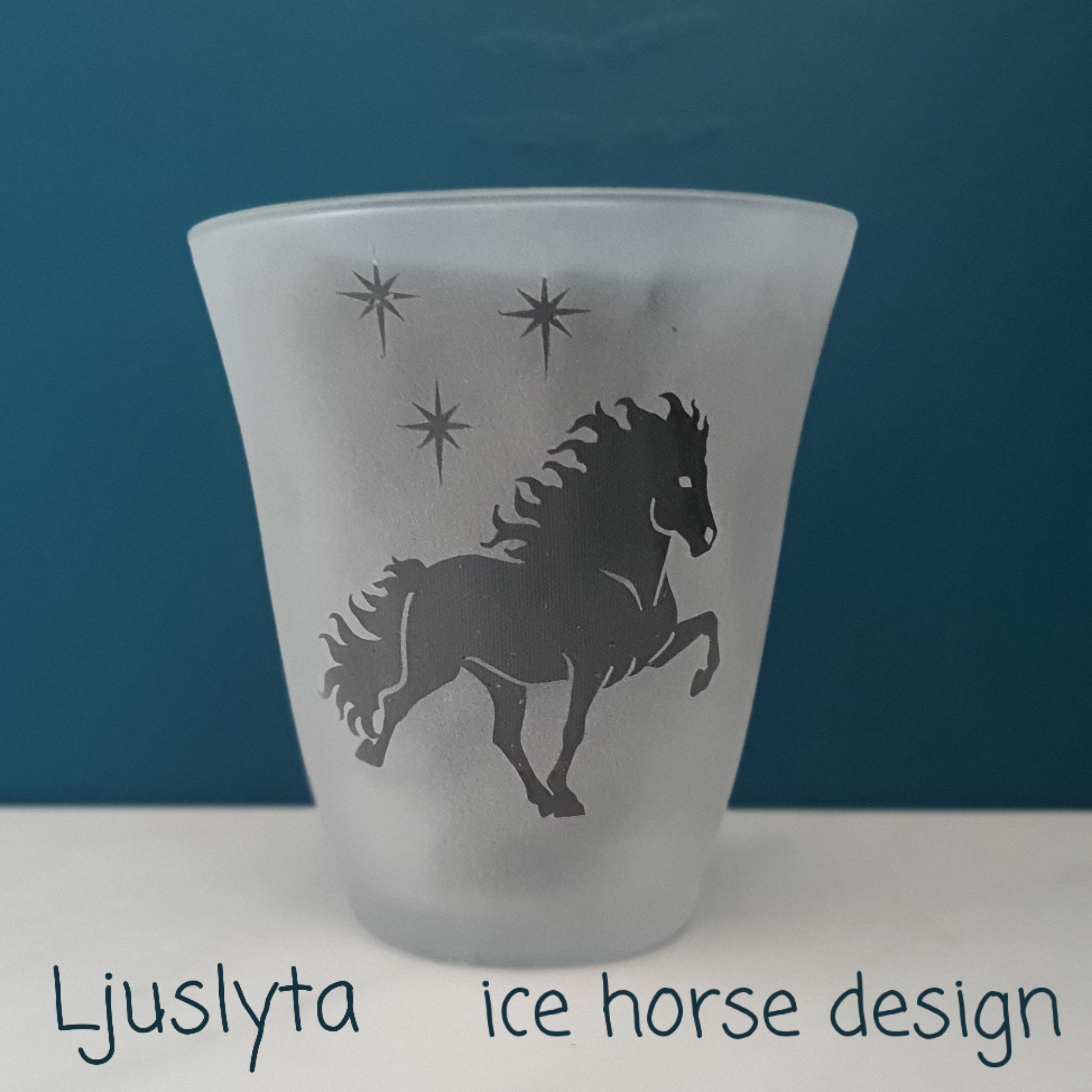 Nr 73 Vacker ljuslykta med islandshäst samt 3  stjärnor i gravyr, Tunt vackert glas 9,5 cm högt.