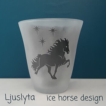 Nr 73 Vacker ljuslykta med islandshäst samt 3  stjärnor i gravyr, Tunt vackert glas 9,5 cm högt.