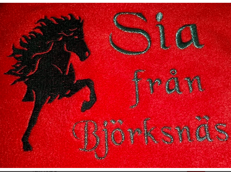 Nr 2 Sadelöverdrag i fleece med broderad  islandshäst