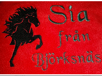 Nr 2 Sadelöverdrag i fleece med broderad  islandshäst