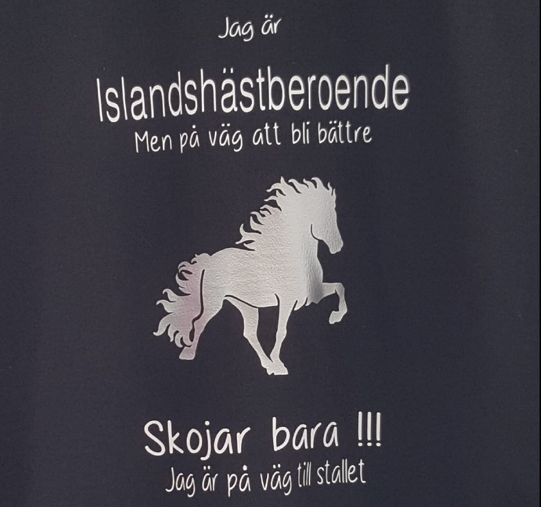 Nr 116 T-tröja Svart eller Marin med tryck fram  islandshäst beroende