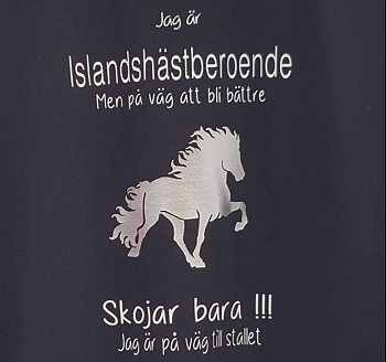 Nr 116 T-tröja Svart eller Marin med tryck fram  islandshäst beroende
