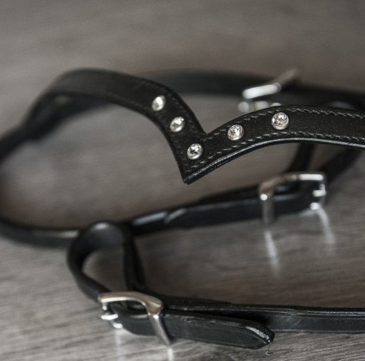 Nordic-Horse Populärt Nackstycke med V-pannband  5 klara stenar i swarovski 
