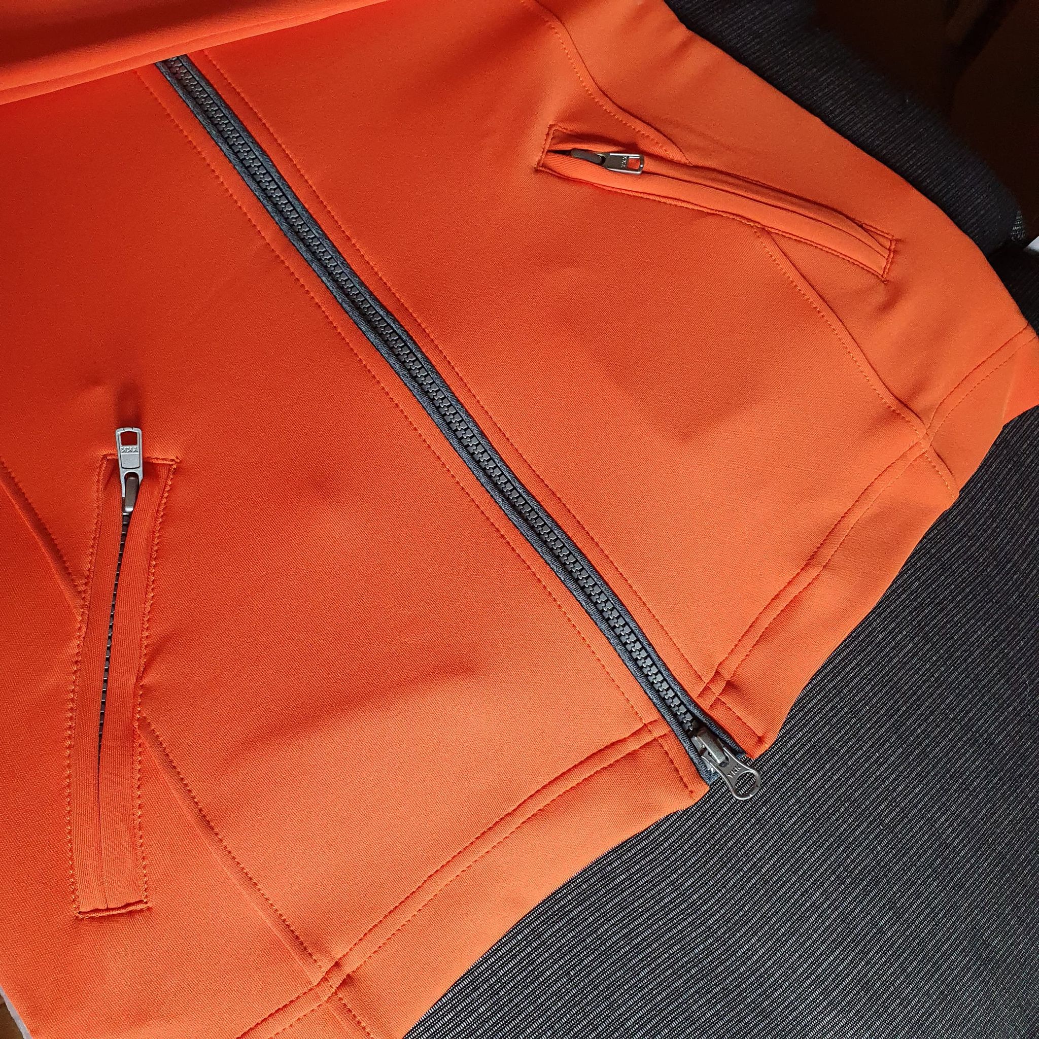 Jacka  i härlig orange med grå detaljer. Supper bra att rida i så man syns .Reflex tryck som tillval  - 4