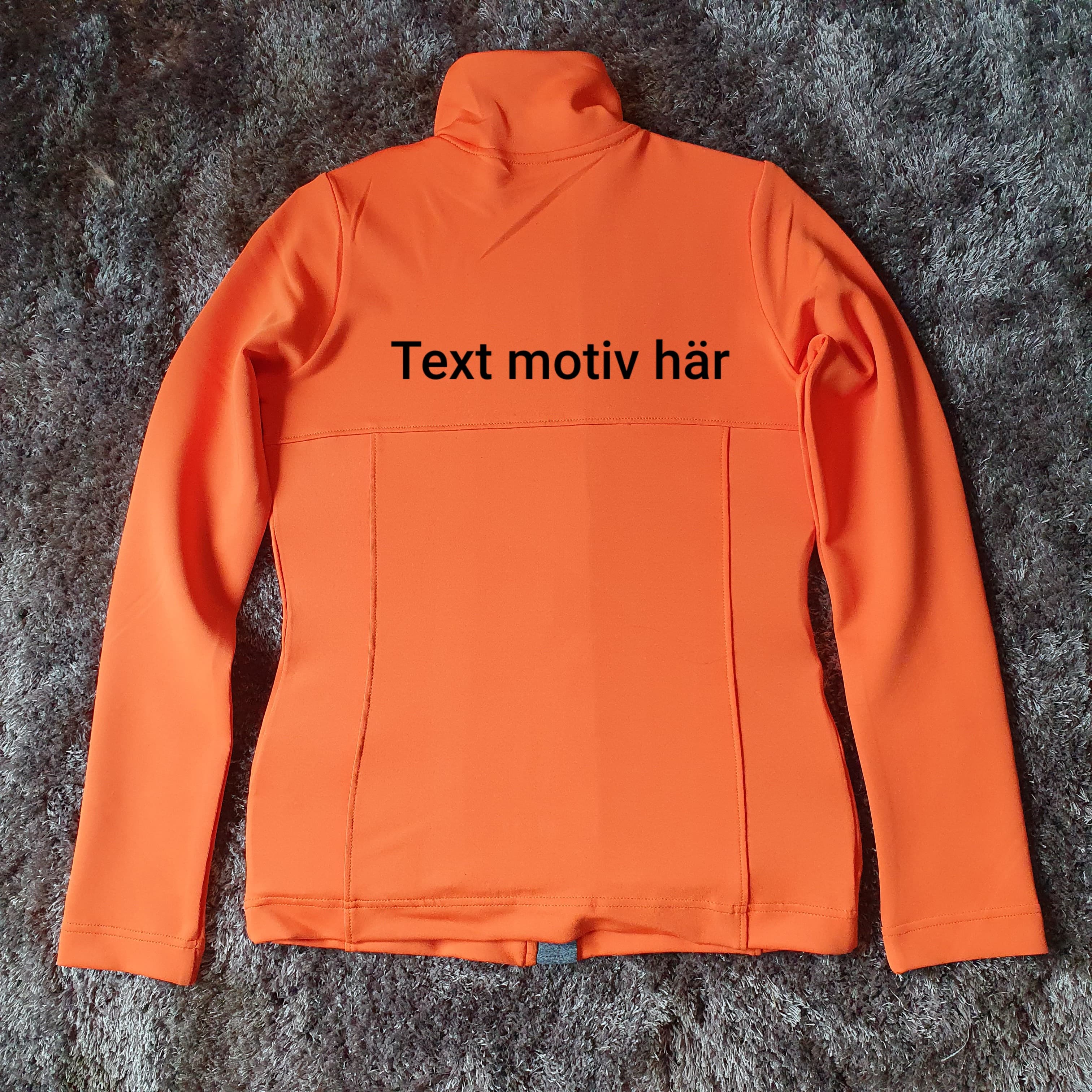 Jacka  i härlig orange med grå detaljer. Supper bra att rida i så man syns .Reflex tryck som tillval  - 7