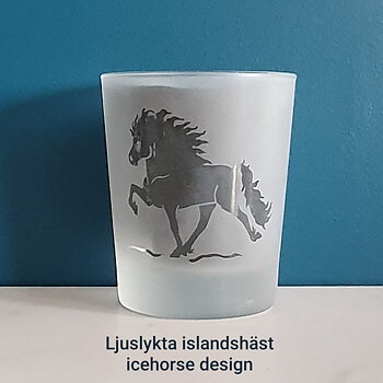 Nr 81 Ljuslykta med gravyr islandshäst som töltar i snö tjock boten Höjd 10 cm rak med tjock botten. 