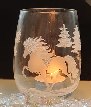 Nr 83 Ljuslykta graverad islandshäst samt målad med glas färg. i manen & svansen samt några granar.. Höjd 10 cm med mjuka former i klar glas