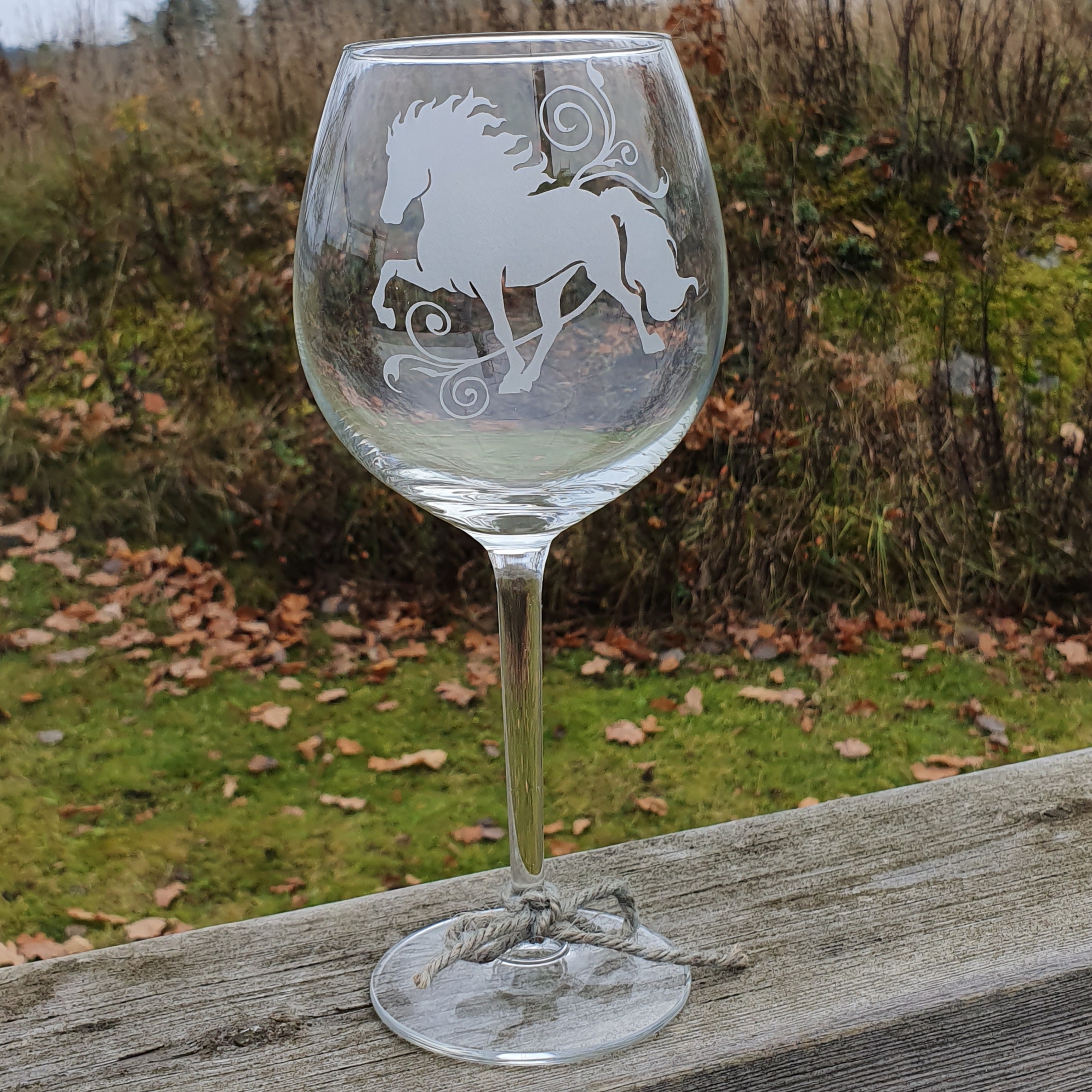 Vinsglas kupa på fot 67 cl gravyr med Islandshäst med slinga   - 2