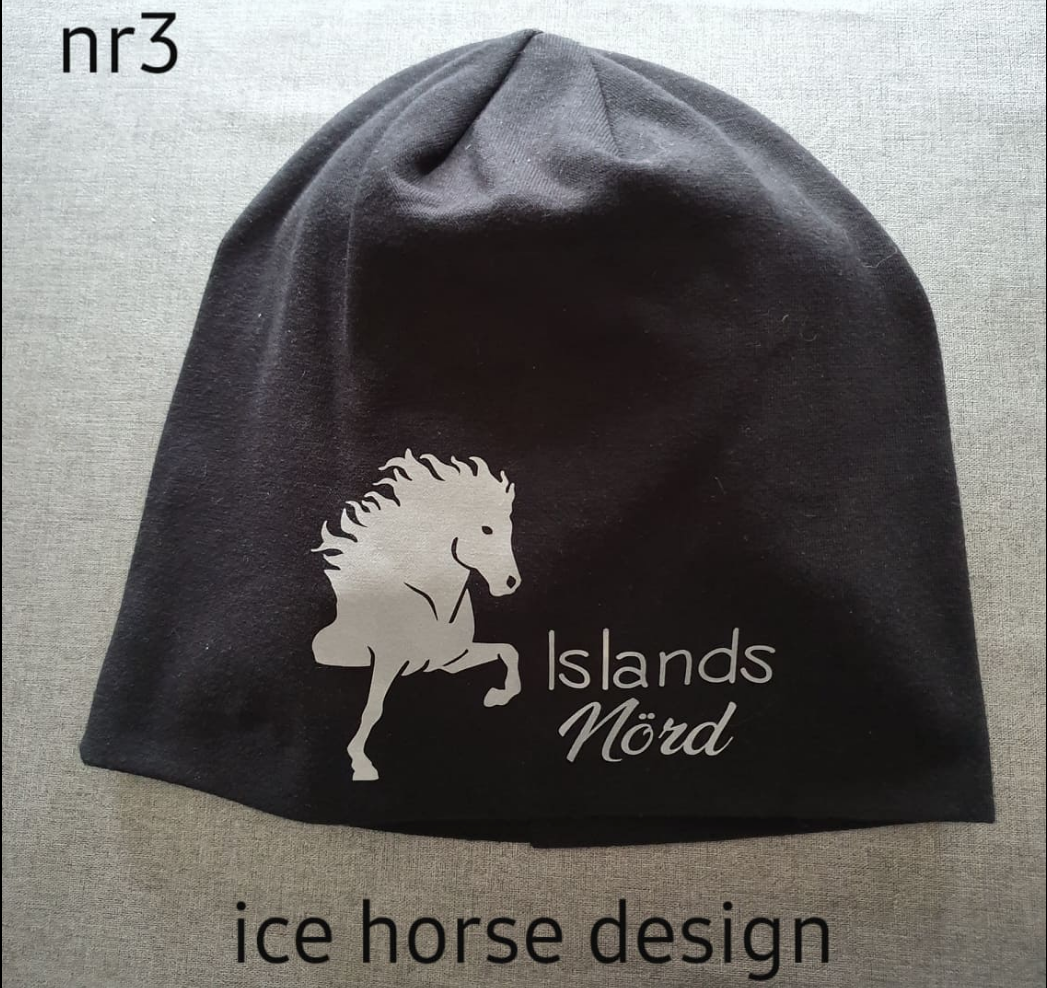 Mössa dubbel trikå Svart med reflextryck Islandshäst text "islands Nörd" 