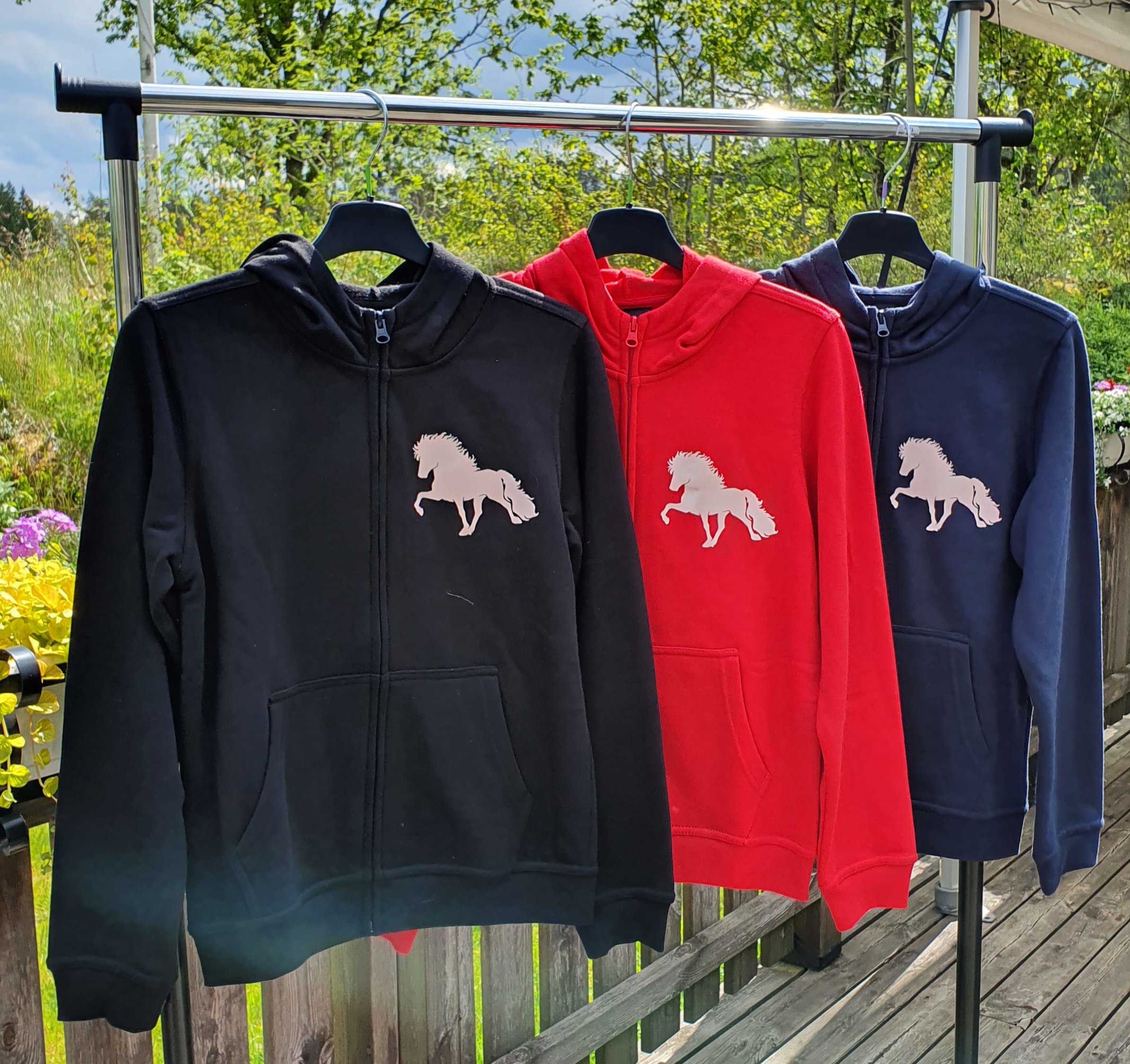 Hoody svart röd marin med islandshäst i reflex fram 