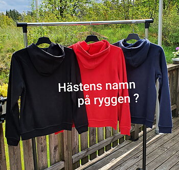 Hoody svart röd marin med islandshäst i reflex fram 