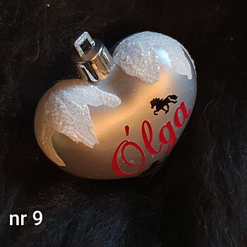 Nr 09 Julkula hjärta silver matt med Namn islandshästar svart snö på toppen  