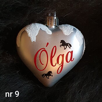 Nr 09 Julkula hjärta silver matt med Namn islandshästar svart snö på toppen  