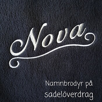 Nr 16 Sadelöverdrag fleece med namn brodyr med text 1 rad på höger & vänster sida
