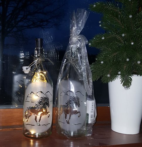 Flaskor med gravyr & ljusslinga