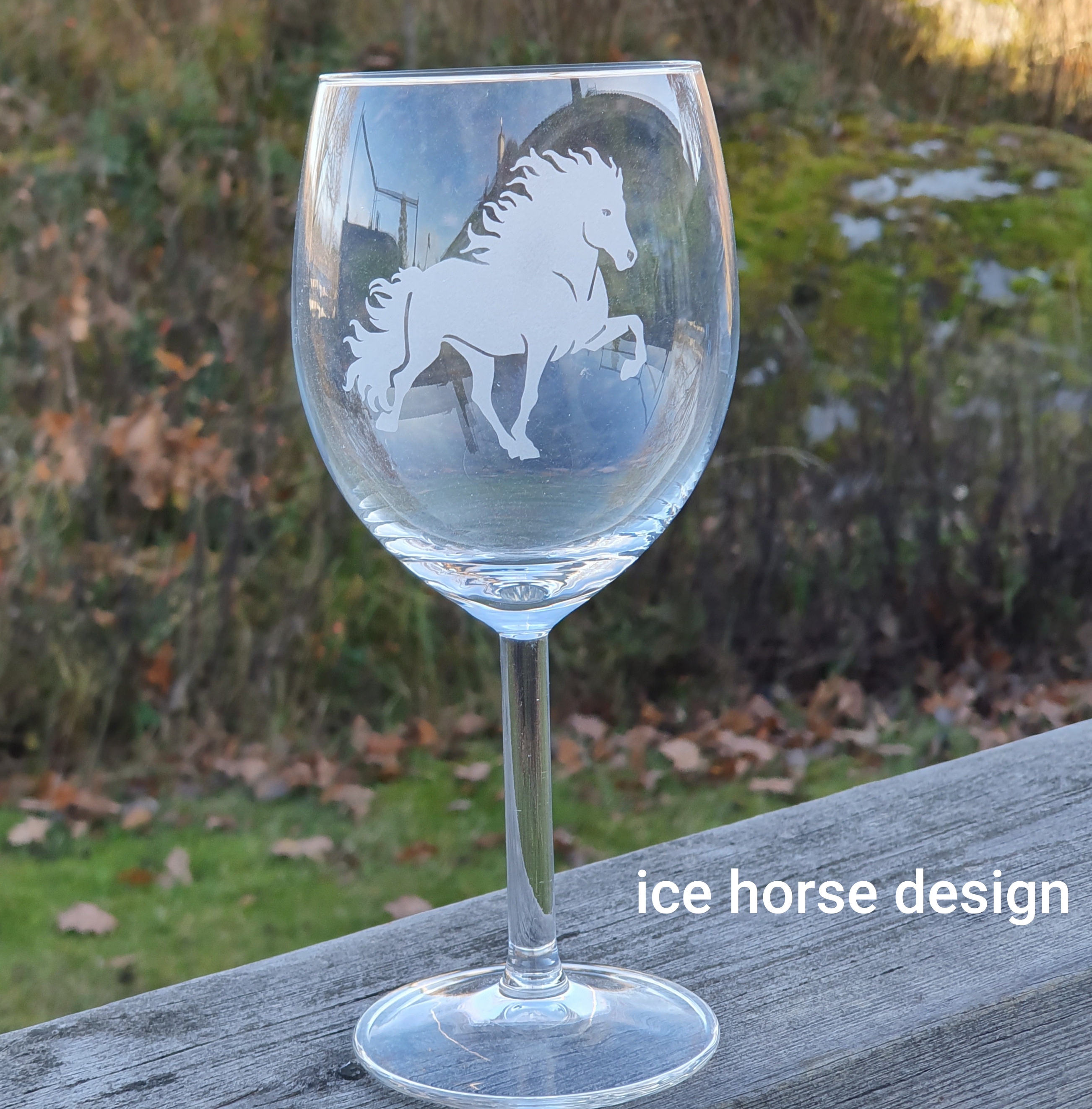 Vinglas med gravyr islandshästar