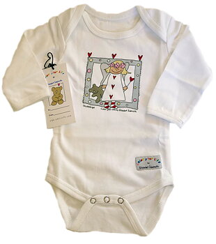 Body flicka med skyddsängel på bröstet