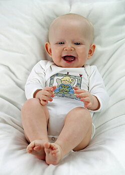 Body pojke med skyddsängel på bröstet