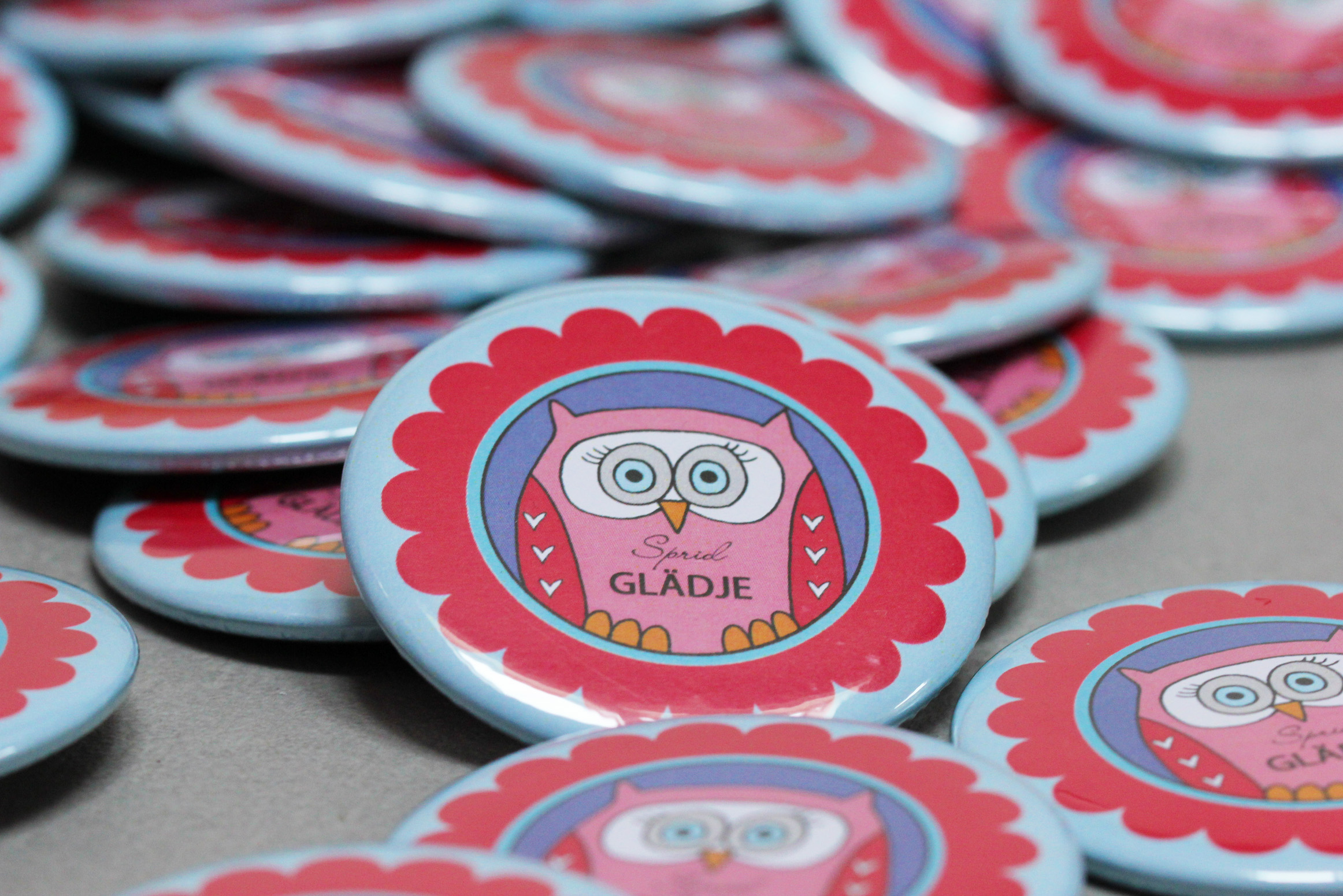 Badge/knapp "Sprid glädje" 57 mm - 3