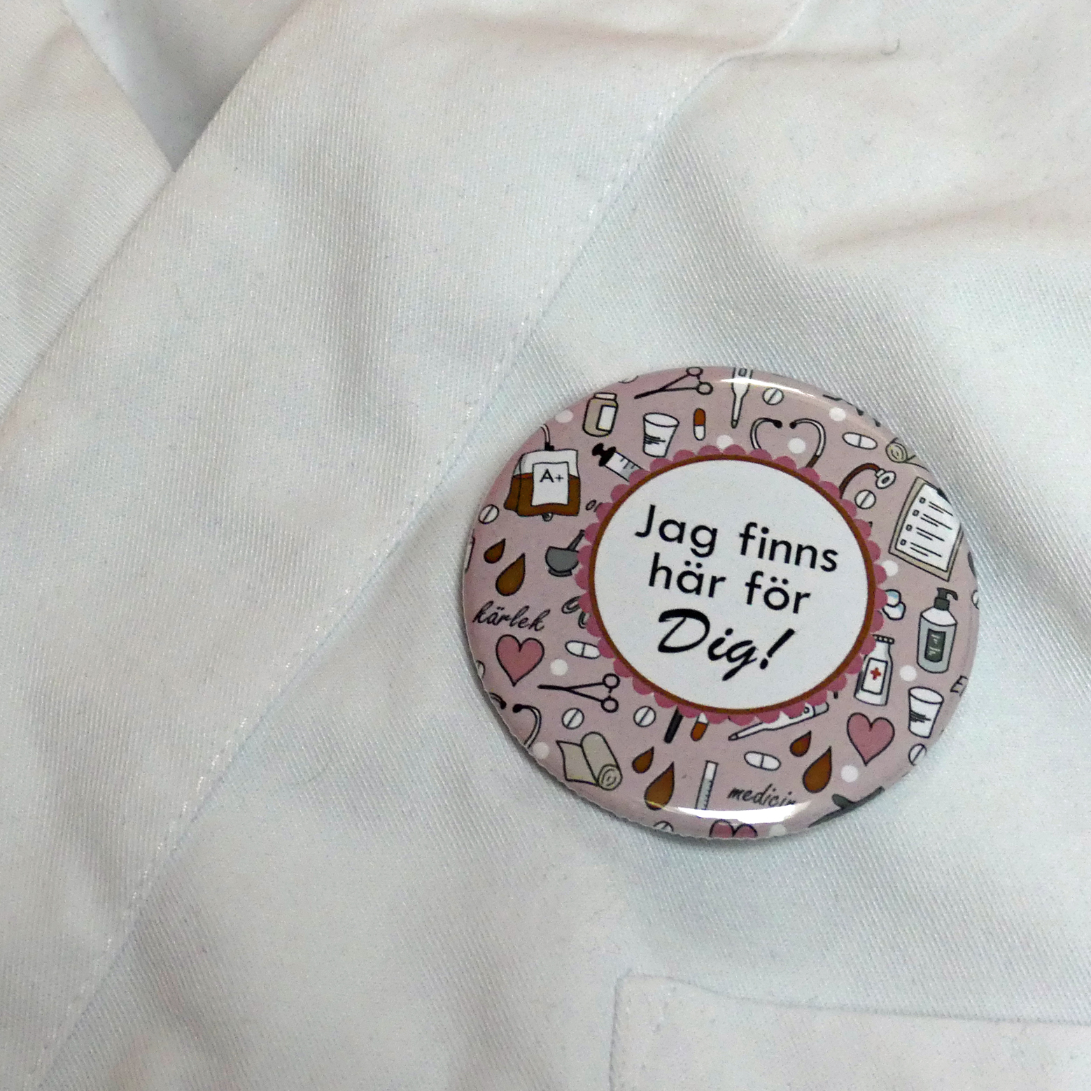 Badge/knapp "Jag finns här för dig (vårdpersonal)." 57 mm - 3