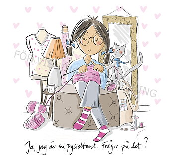 Signerat print A5. En tjej sitter och stickar och har tyger och andra pysselprojekt runt omkring sig. Ja, jag är en pysseltant, frågor på det?