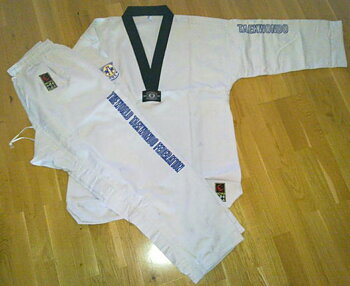 Wacoku WTF Dobok Soft Ribbad Svartkrage