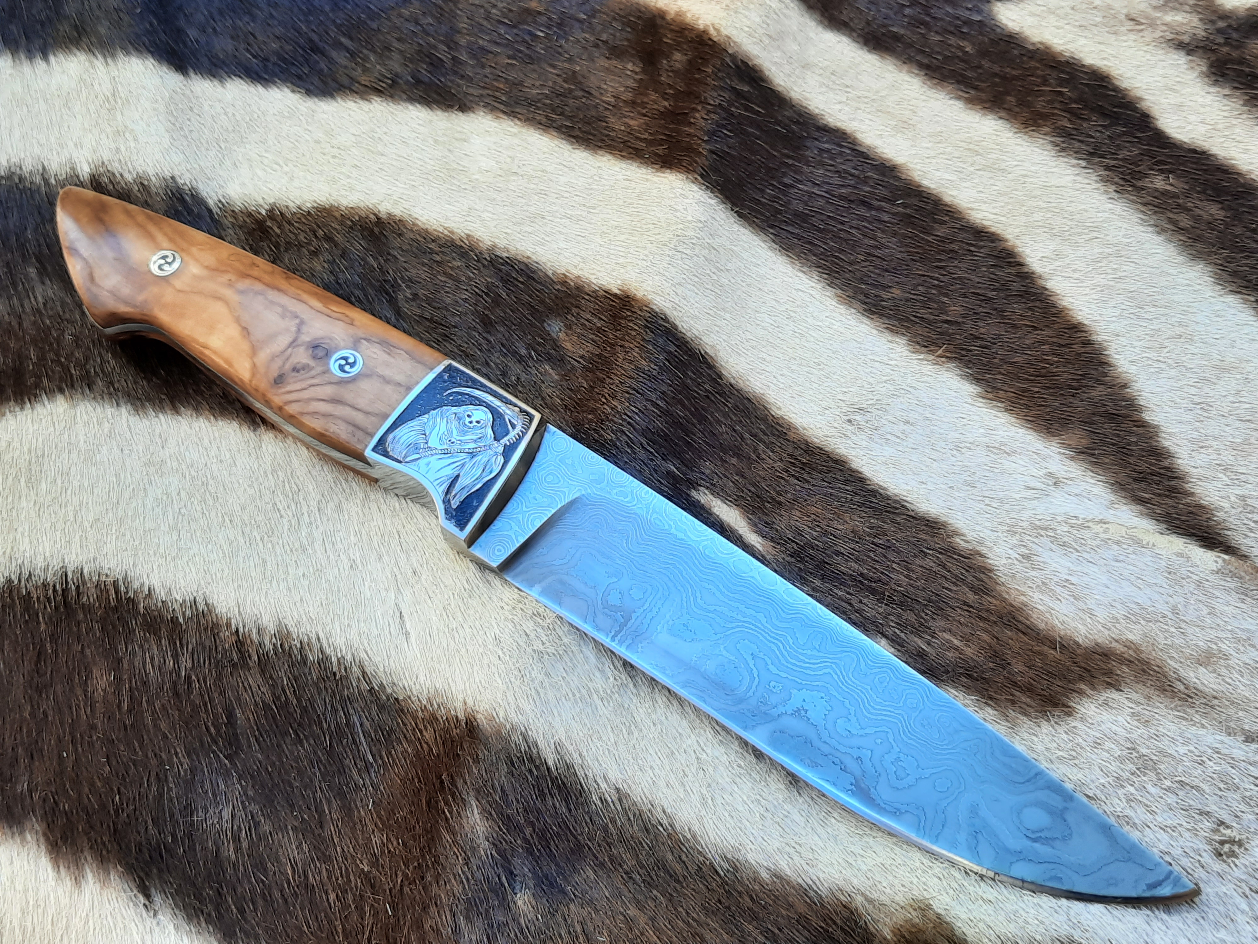 ONCE OFF CUSTOM   'Grim Reaper' Hunter Wild Olive Wood Handle /Damascus Blade SÅLD! - 3