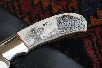 Makalös Scrimshaw! Leopard – en medium Utility Hunter knife
