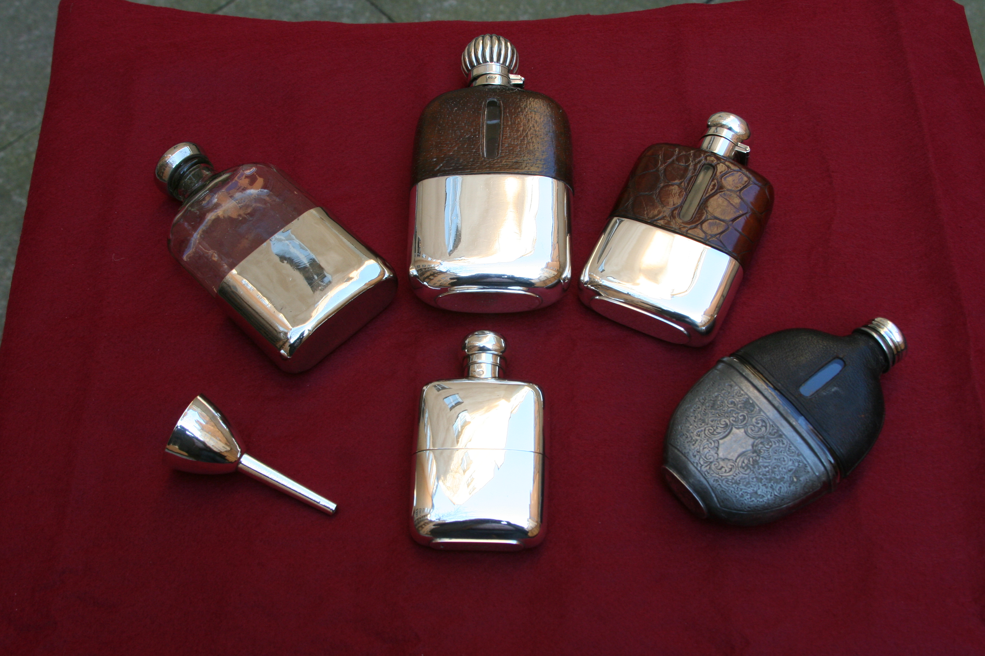 Hip Flasks - Vackra pluntor i silver, pläter och läder