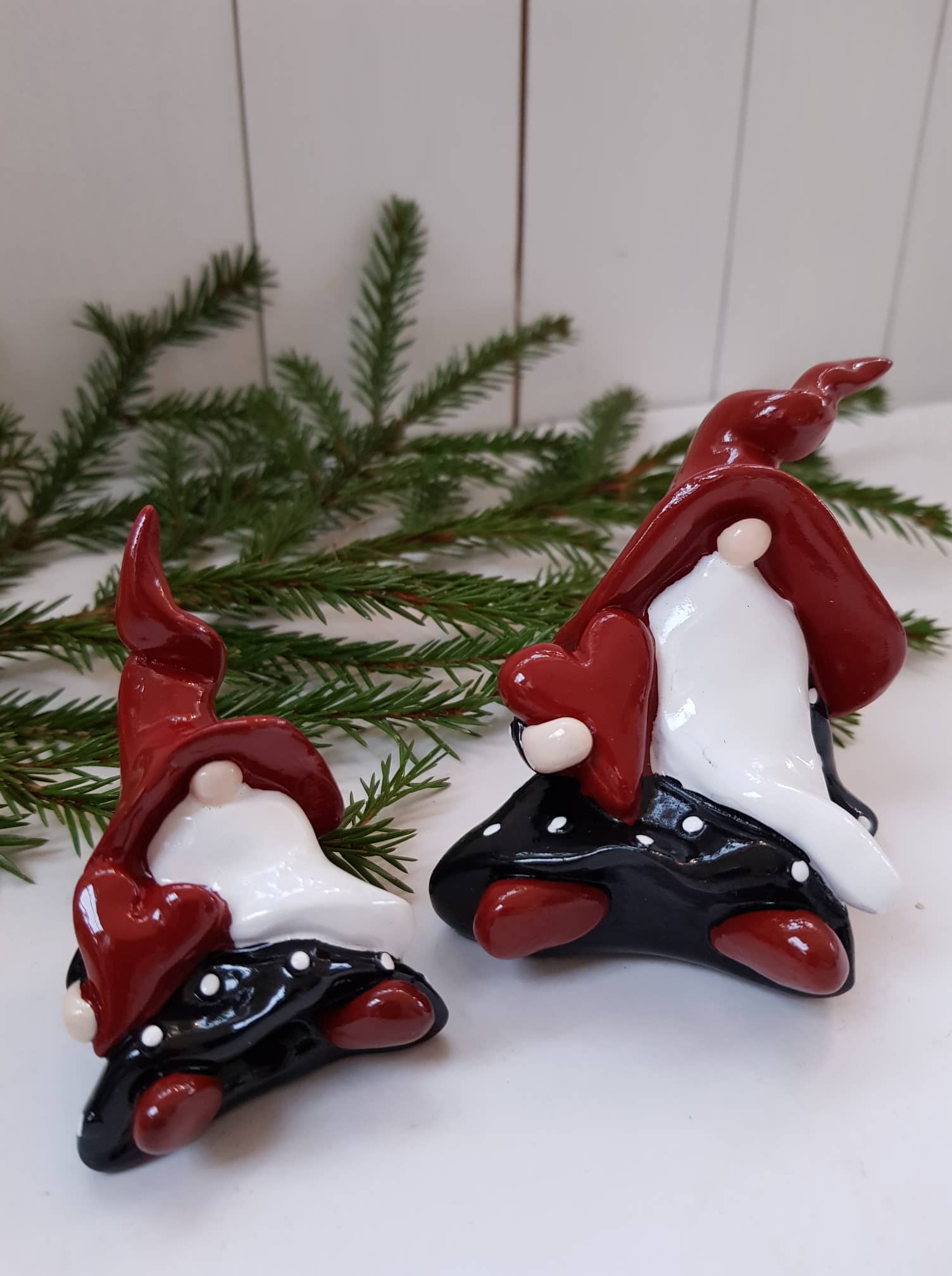 Tomte Egon sittande