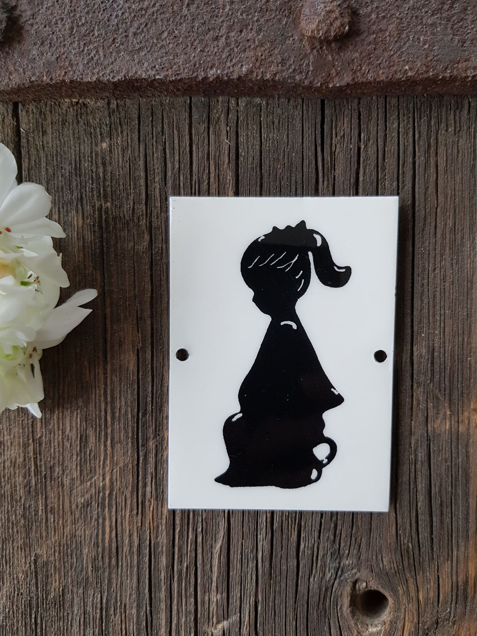 Plåtskylt Flicka på potta