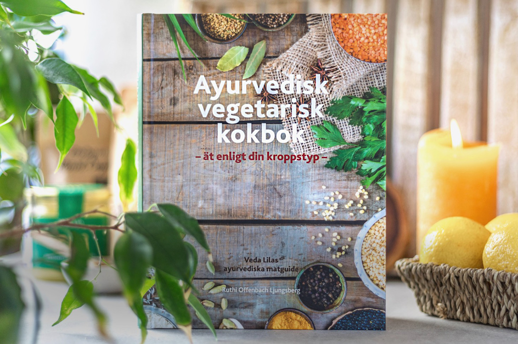 Ayurvedisk vegetarisk kokbok Lättillgänglig introduktion till  Ayurveda. Recept som balanserar de olika kroppstyperna
