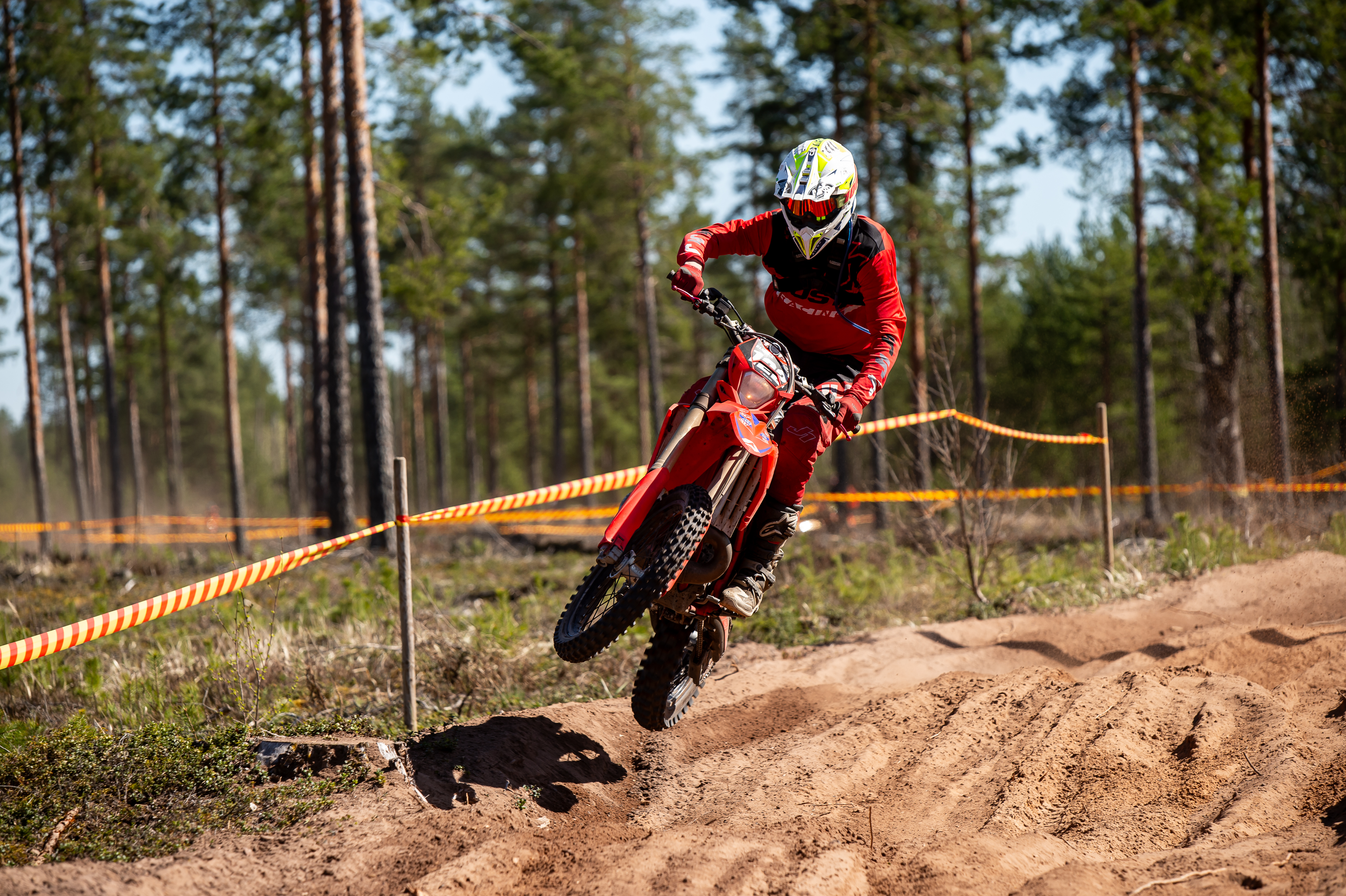 MotoCross ja Enduro Laaja valikoima erilaisia ​​osia ja henkilökohtaisia ​​varusteita 