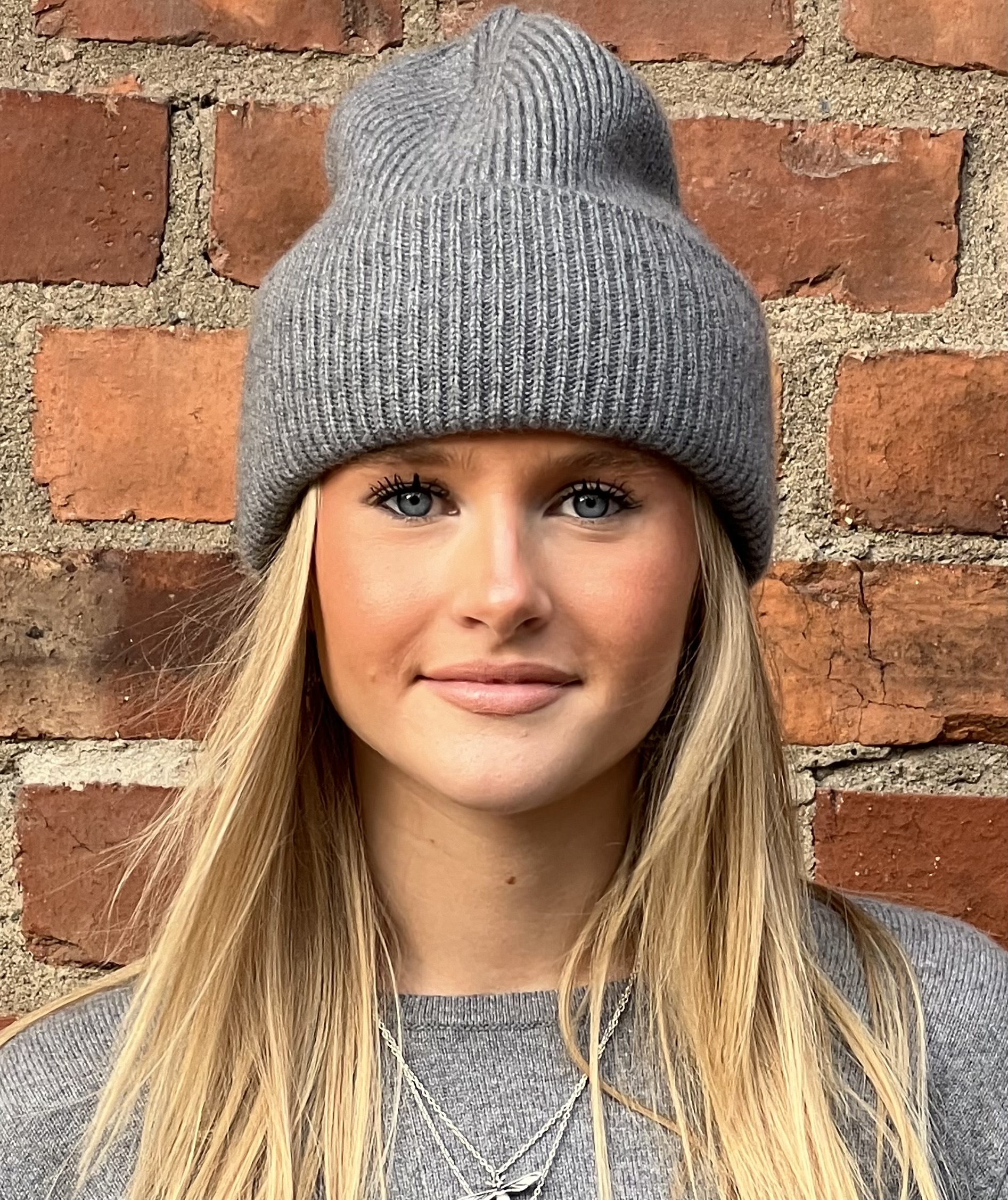 Mössa ribbstickad med uppvik -K27 - 28
