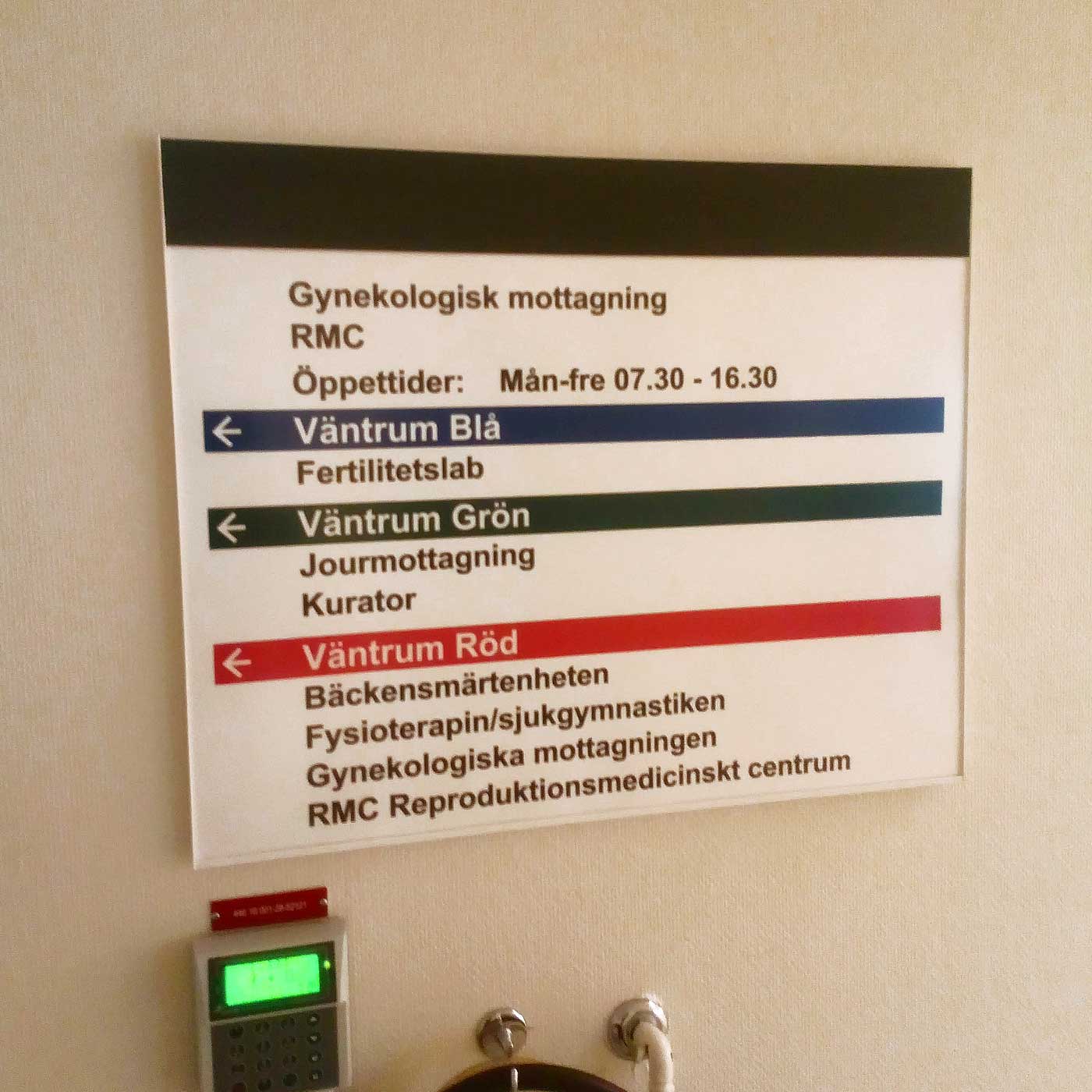 Väggmonterad skylt