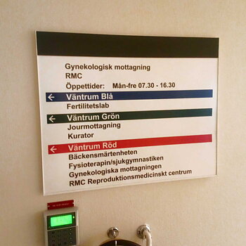 Väggmonterad skylt
