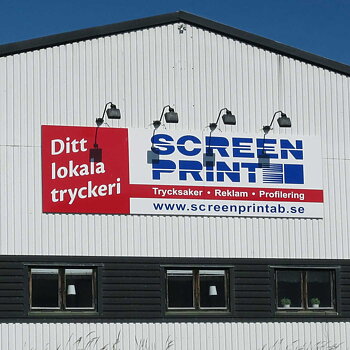 Fasadskylt i plåt