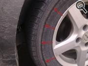 dégats et usure dus à une conduite en sous pression des pneumatiques - visible à une ligne noire sur le coté du pneu