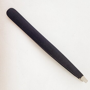 Pincett 9,5 cm tvär spets, något vinklad, svart handtag