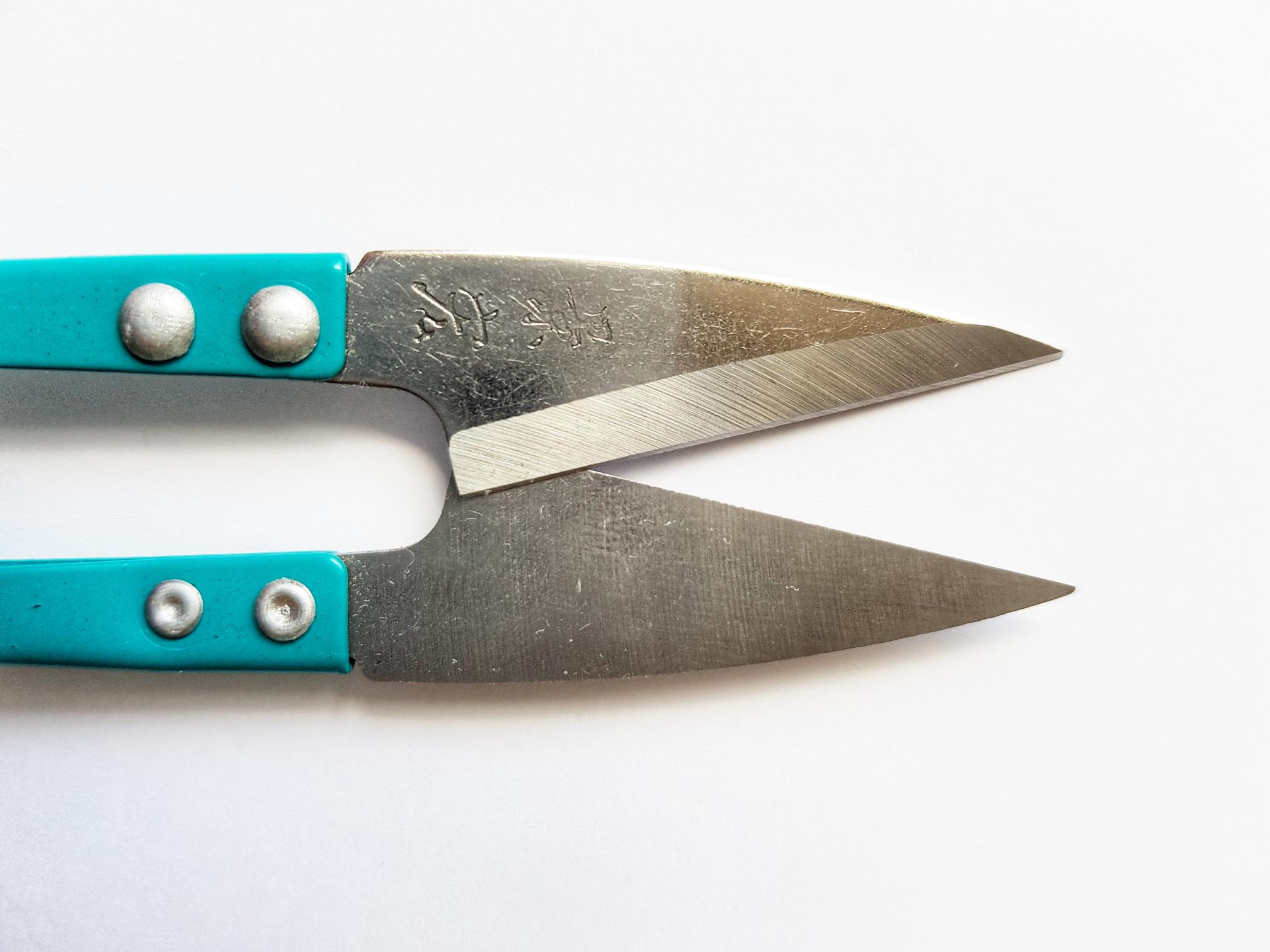 Trådsax  med  färgat metallhandtag.  12,5 cm. - 2