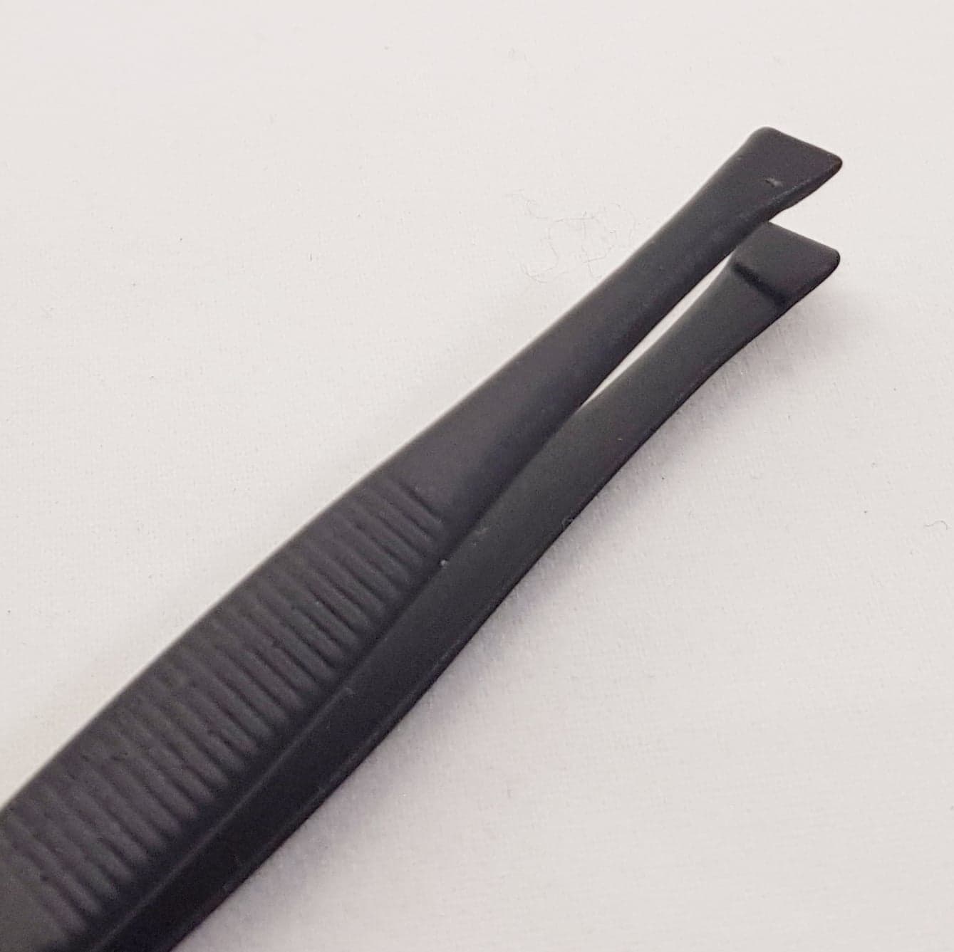 Ögonbryns- plockare, klassisk vinklad, svart 8,7 cm - 2