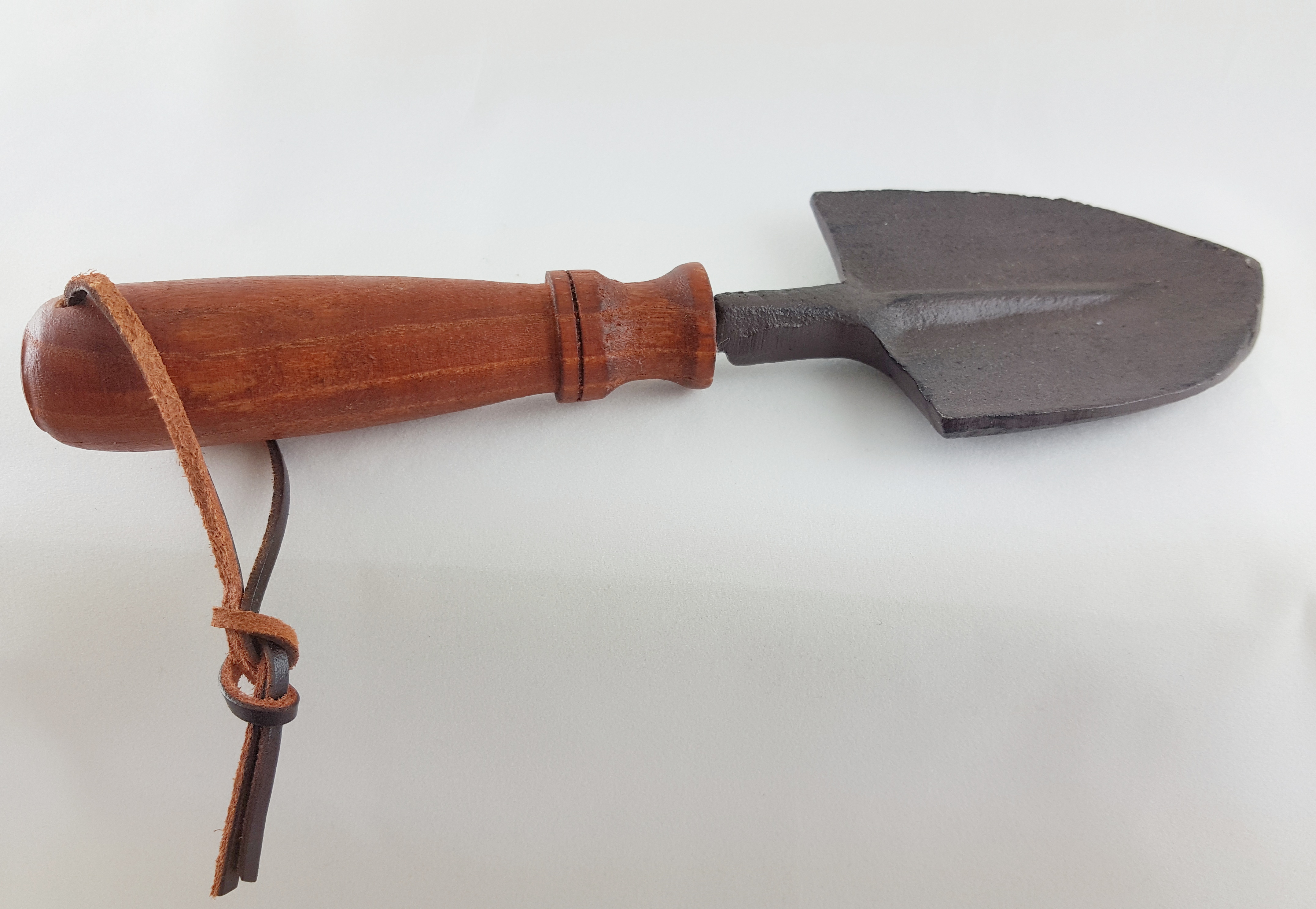 Spade med trähandtag med  gjutet blad -  Affari - 2