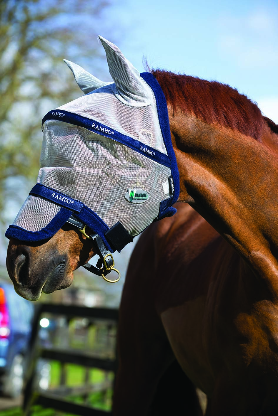 Häst i silverfärgad flughuva från Horseware Rambo