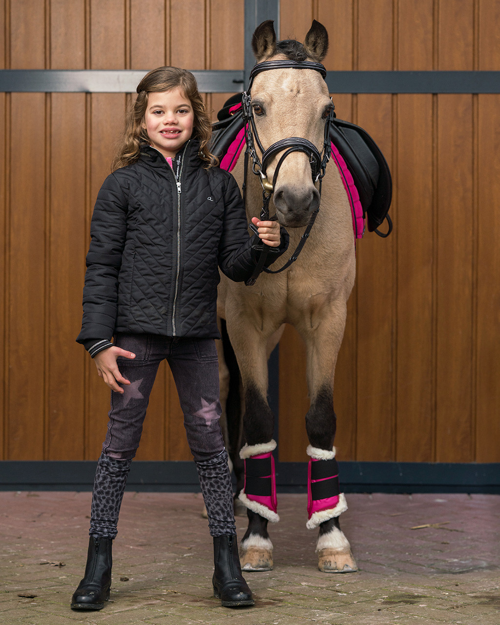 Ryttare med ponny som har Schabrak Astana Fuchsia