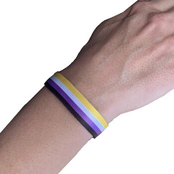 Nicht-binäres Textilarmband