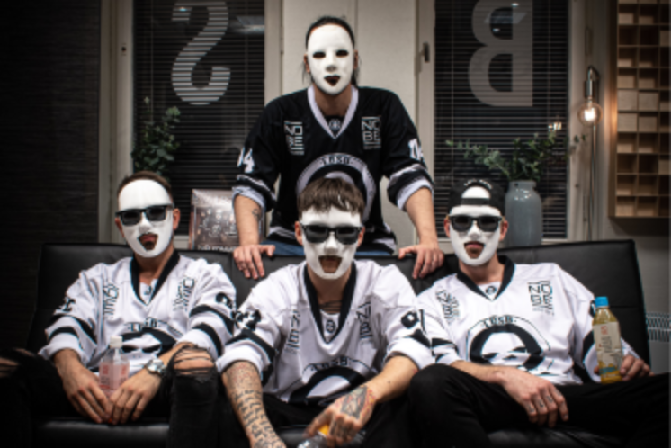 HOCKEYLAGET ON STAGE STOLT SAMARBETE MED LBSB KLICKA PÅ BILDEN SÅ ÖPPNAS DERAS ARTISTSIDA I SPOTIFY